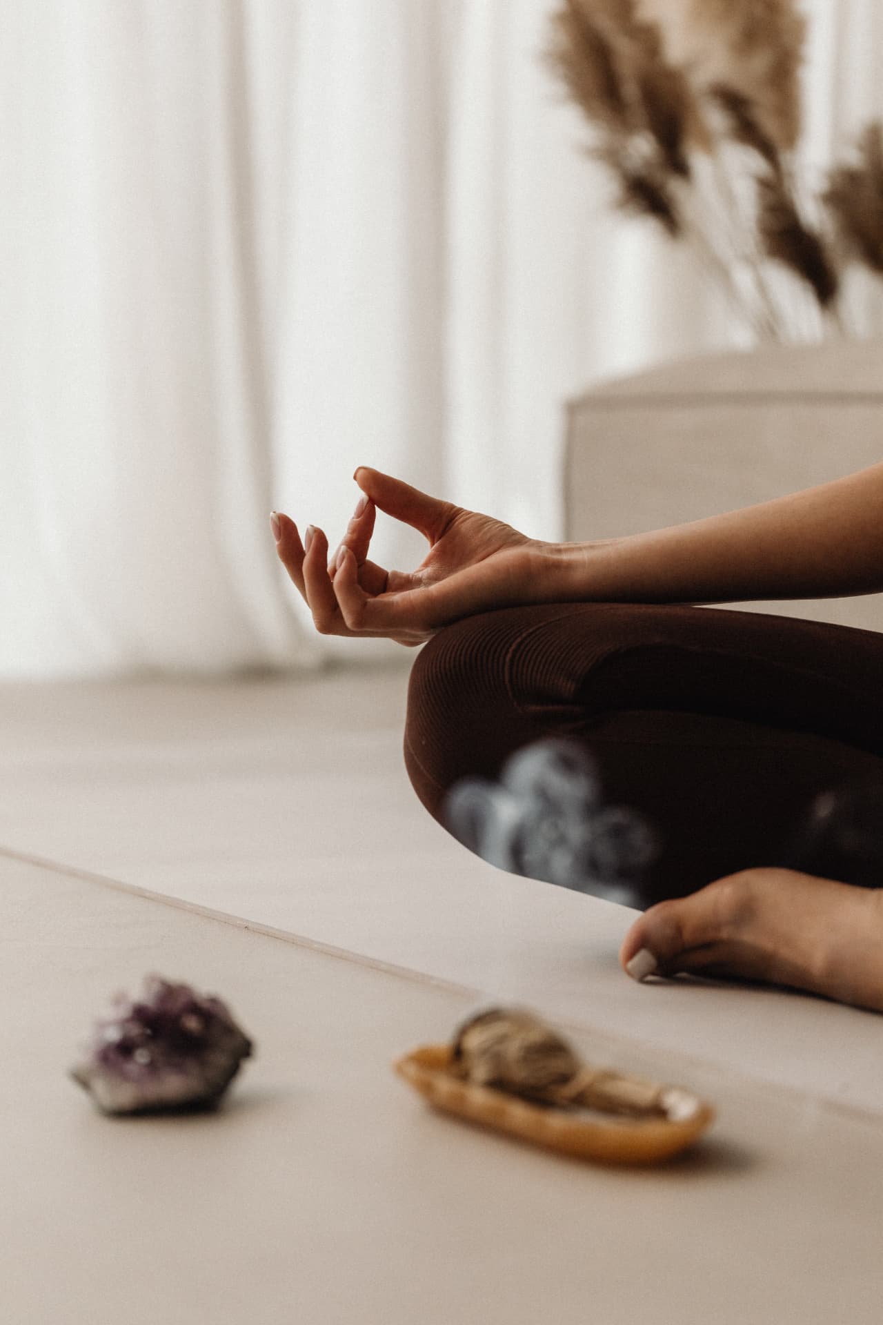 Organisation de retraite yoga avec Yomiom : méditation en tailleur